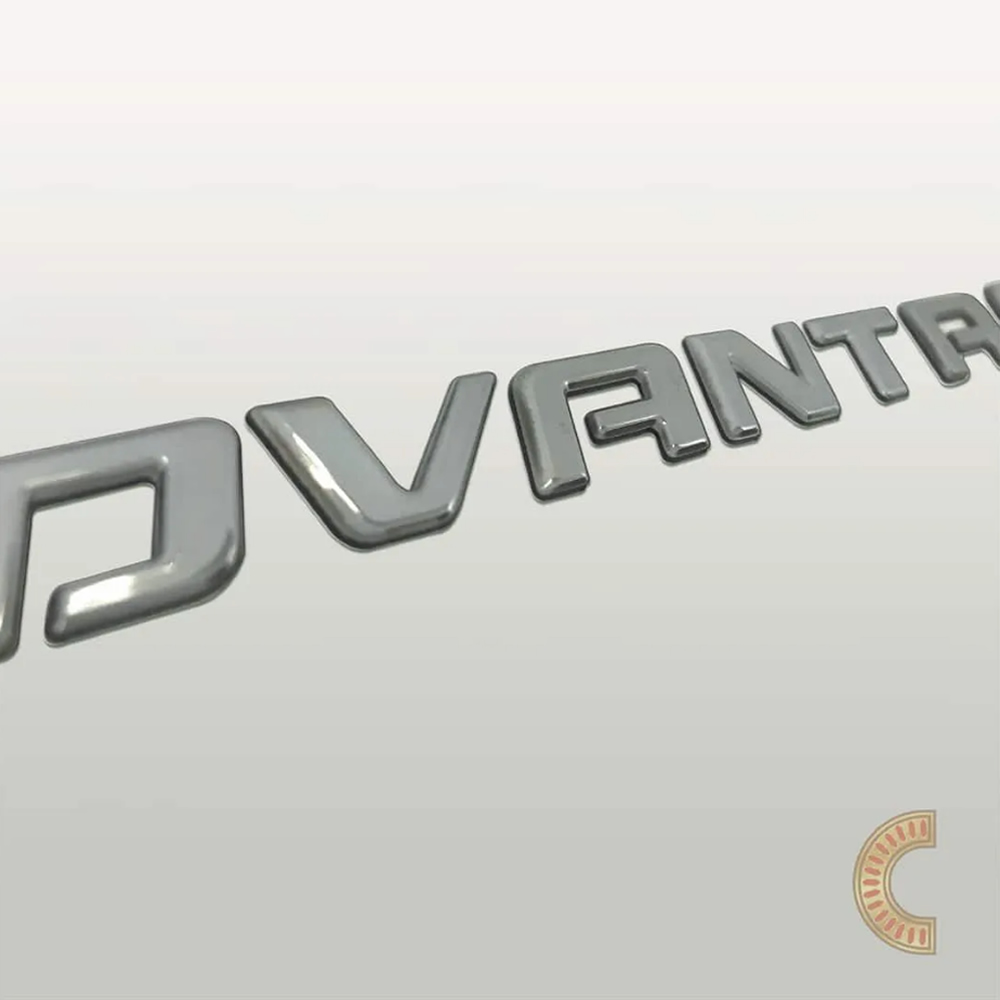 EMBLEMA ADESIVO EM CROMADO 